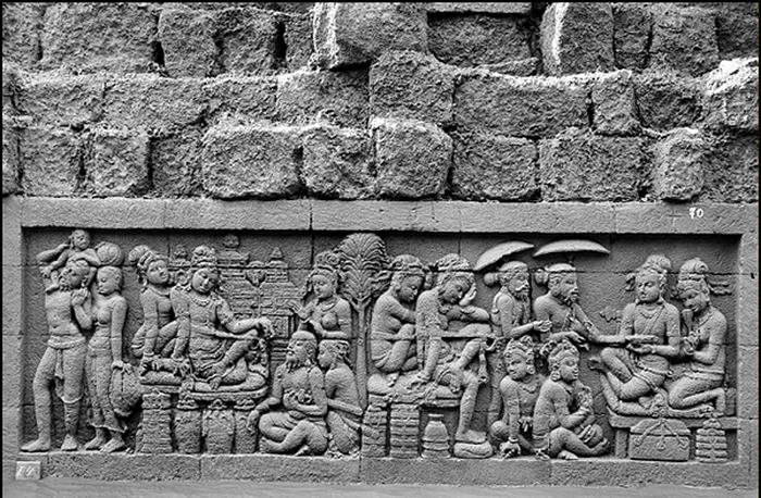 Relief Karmawibhangga menggambarkan segala bentuk busana yang lekat pada objek-objek gambar, diduga merupakan yang mereka kenakan sehari-hari. Foto oleh Kassian Cephas.
