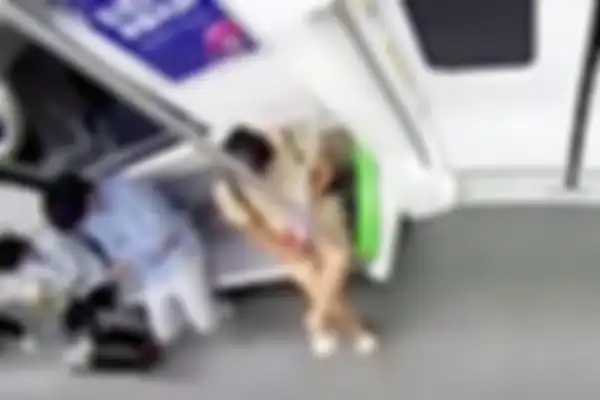 Tangkapan rekaman CCTV menunjukkan wanita bernama Liu mengarahkan kamera ponsel ke kakinya, sebelum menyingkapkan dan merekam alat kelaminnya serta menyebarkannya di internet di komuter jurusan Nanning, China, Mei lalu. 