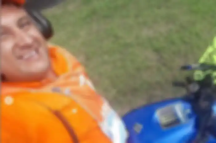 Marshall melakukan selfie bersama YZR-M1 milik Rossi