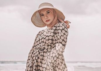 Hamil 7 Bulan, Zaskia Sungkar Tampil Modis Kenakan Fashion Hijab Benuansa Warna Monokrom Pamer Perut Buncit