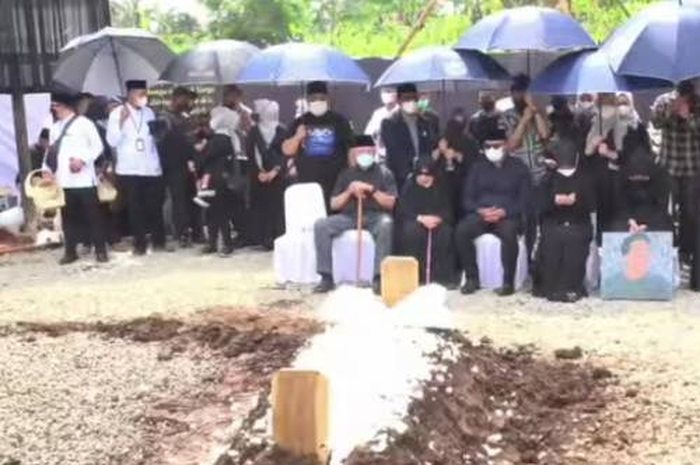 Prosesi pemakaman Emmeril Kahn Mumtadz atau Eril di Cimaung, Jawa Barat, Senin (13/6/2022)