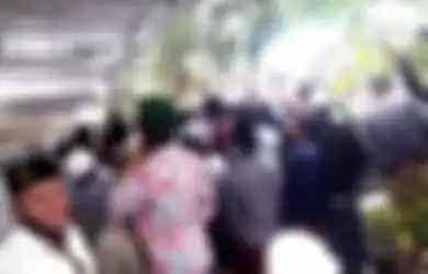 Berbondong-bondong Pindah Haluan Usai Demo di Polres, Ratusan Massa Geruduk Rumah Ibunda Mahfud MD di Pamekasan: Jangan Ngumpet dan Temui Kami!