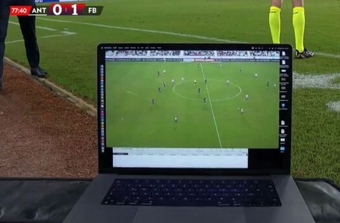 Laptop milik Jose Mourinho yang ditaruh di depan kamera TV siaran langsung untuk  memprotes wasit penganulir gol Fenerbahce.