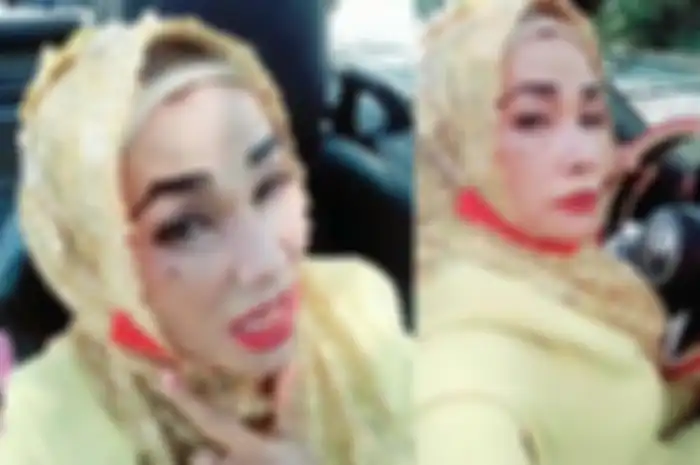 Nenek nyentrik bergaya menyetir mobil mewah