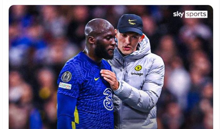 Pelatih Chelsea, Thomas Tuchel, saat berbicara dengan Romelu Lukaku.