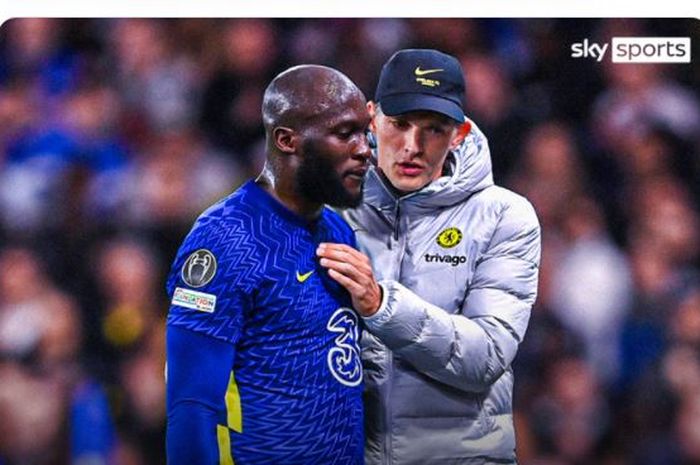 Pelatih Chelsea, Thomas Tuchel, saat berbicara dengan Romelu Lukaku.