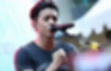 Lagi-lagi Bikin Kaum Hawa Kepanasan, Aksi Wanita Cantik Ini Suapi si Lady Killer Ariel NOAH Langsung Jadi Sorotan, Pacar Baru?