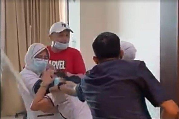 Tangkapan layar seorang perawat di RS Siloam Sriwijaya Palembang dianiaya keluarga pasien, Kamis (15/4/2021). 