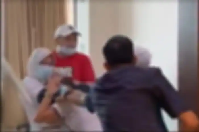 Tangkapan layar seorang perawat di RS Siloam Sriwijaya Palembang dianiaya keluarga pasien, Kamis (15/4/2021). 