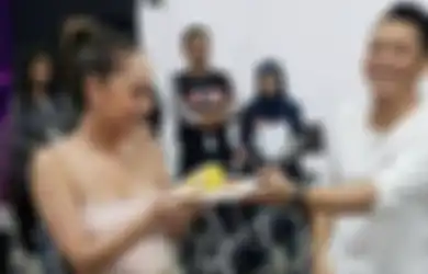 Duduk Bareng Sambil Ngemil Buah, Wajah BCL Disebut-sebut Netizen Mirip Ariel Noah: Cocok Banget