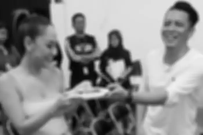Peramal Nyai Ratu Kidul tiba-tiba menerawang hubungan asmara Ariel NOAH dan BCL alias Bunga Citra Lestari. Seperti apa?