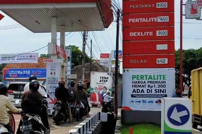 Semakin ramai pembeli di SPBU maka semakin bagus kualitas bensinnya, apa bener begitu?