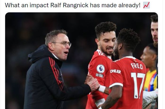 Ralf Rangnick bersalaman dengan Fred usai laga Manchester United vs Crystal Palace di Liga Inggris (5/12/2021).