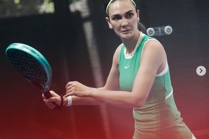 Selebritas Luna Maya menikmati permainan olahraga padel.