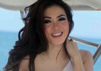 Kumpulan Foto Jadul Syahrini Istri Reino Barack Pakai Sepatu Heels Studded Harga Belasan Juta, Seksi Banget!