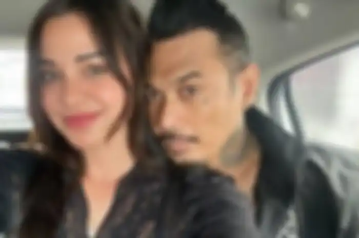 Nora Alexandra bakal gugat cerai Jerinx SID jika masuk penjara lagi. 