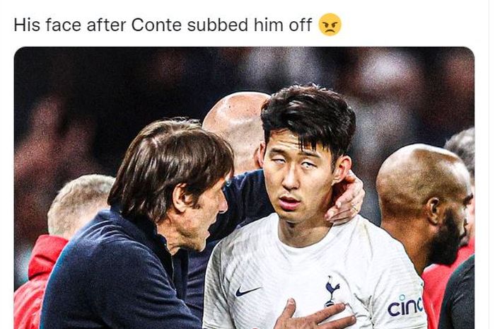 Reaksi kesal Son Heung-min saat ditarik keluar Antonio Conte dalam duel Liga Inggris antara Tottenham Hotspur vs Arsenal di London, Kamis (12/5/2022).