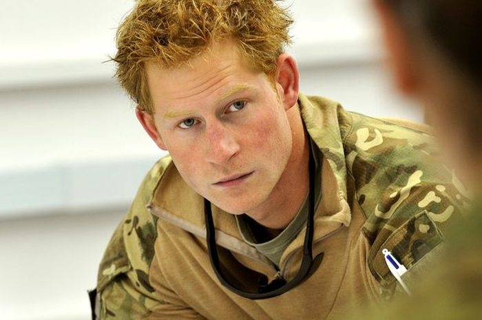 Saat mengandung Pangeran Harry, hubungan Charles dan Diana sangat mesra. Setelah Harry lahir, sikap Charles berubah drastis. Kenapa ya?