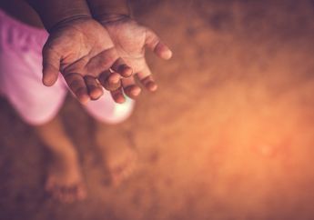 Warga Asal Indonesia&nbsp;Ini Jadi Pengemis di Malaysia Sambil Gendong Bayi Usia 17 Hari, Segini Penghasilannya Per Hari