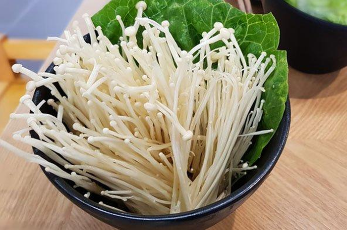 Ilustrasi Jamur Enoki yang mengandung bakteri listeria monocytogenes