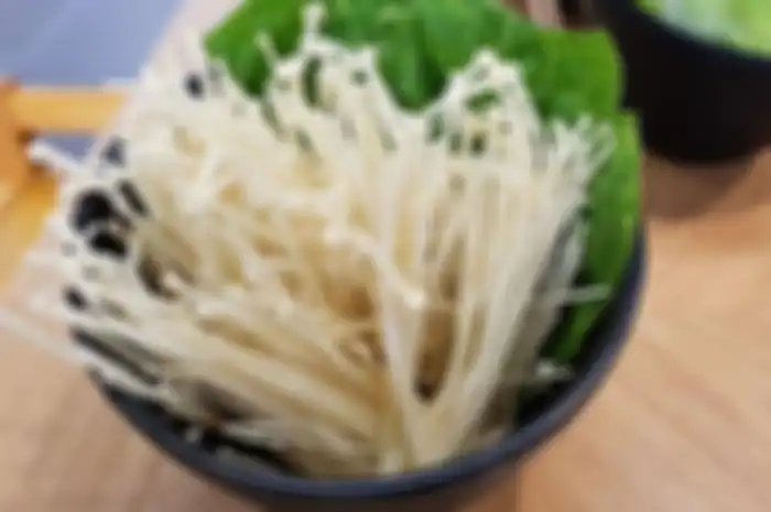 Ilustrasi Jamur Enoki yang mengandung bakteri listeria monocytogenes