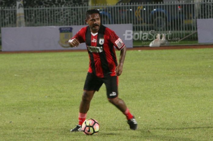 Eduard Ivakdalam beraksi di Stadion Mandala Jayapura dalam laga Persipura All Star melawan Bhayangkara FC.