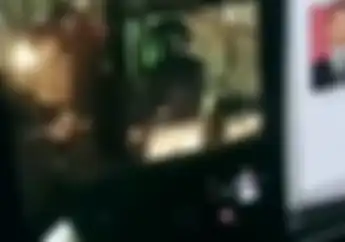 Mencekam, Video Pemotor Duel Lawan Sopir TransJakarta, Kaca Hancur Penumpang Histeris