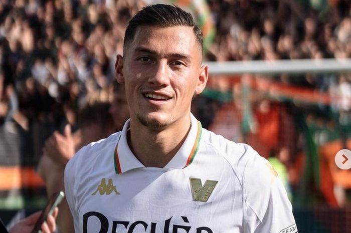 Jay Idzes berhasil mengantarkan Venezia promosi ke Liga Italia musim depan.