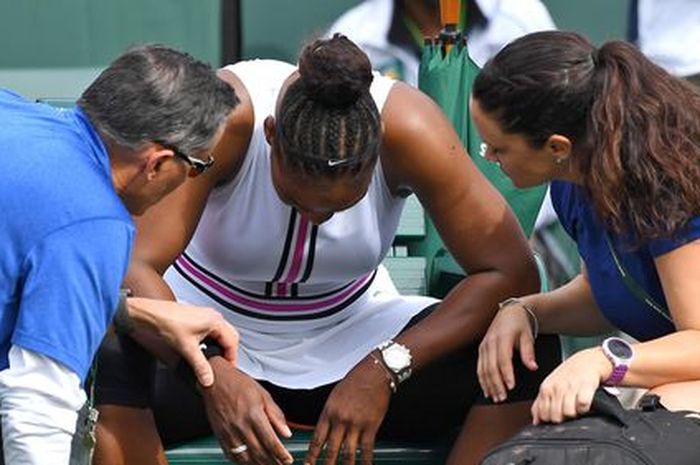 Petenis putri asal Amerika Serikat, Serena Williams, saat meminta break di sela pertandingan melawan Garbine Muguruza (Spanyol) pada babak ketiga turnamen BNP Paribas Open 2019, (10/3/2019).