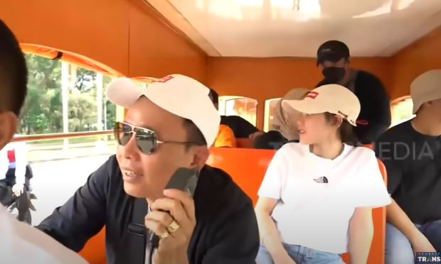 Tanpa Malu Ayah Ayu Ting Ting Teriak-teriak Pakai Toa Di Monas.