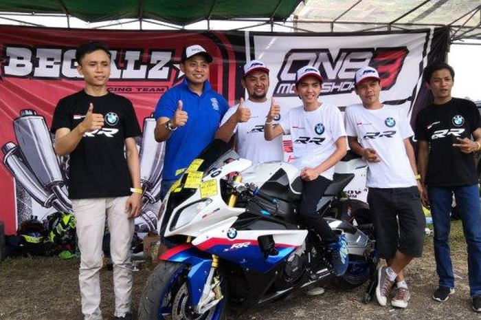 Begalz Racing Team, berisikan pilot Garuda Indonesia