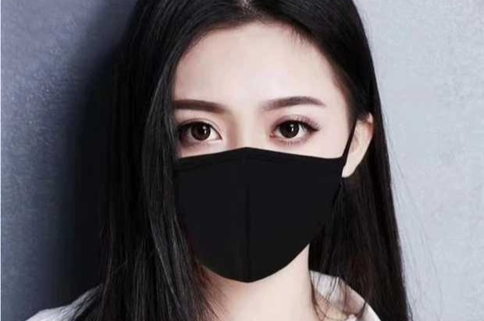 Ilustrasi cewek bermakeup pakai masker