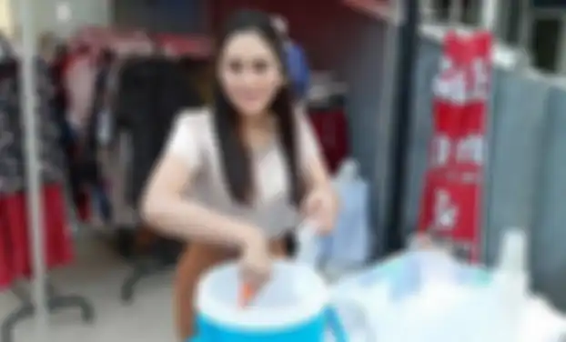 Intan Ratna Juwita berjualan es kelapa