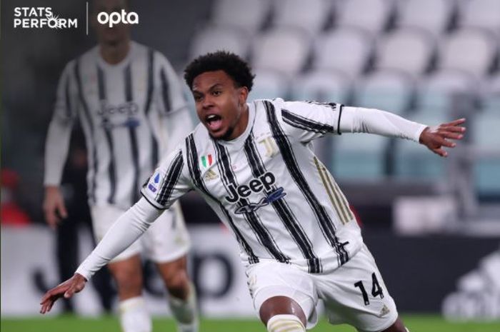 Gelandang Juventus, Weston McKennie, merayakan golnya ke gawang Crotone pada pekan ke-23 Liga Italia 2020-2021, Senin (22/2/2021).