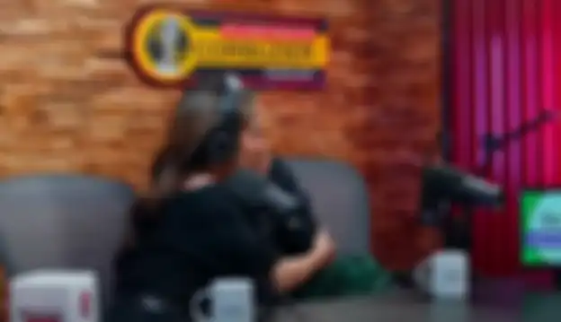 Cinta Laura memeluk Widy Vierratale yang menangis