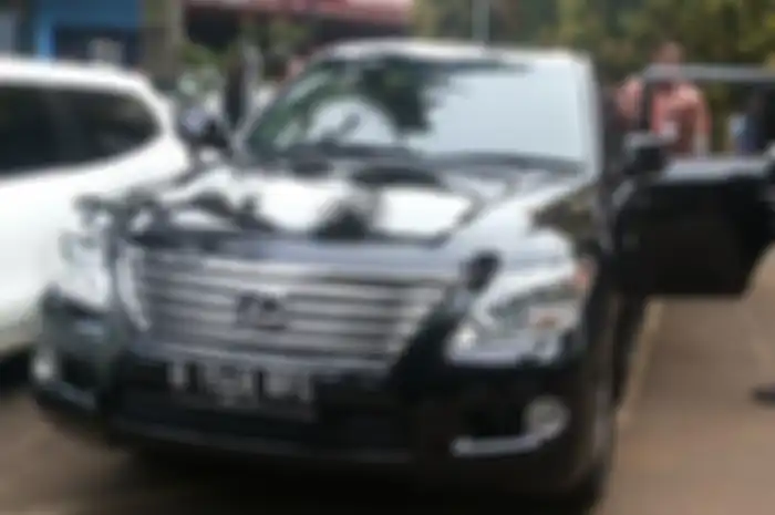 Ilusttrasi mibl pelat dewa, bikers tak perlu minggir jika kendaraan tersebut melintas apalagi memaksa untuk membuka jalan.