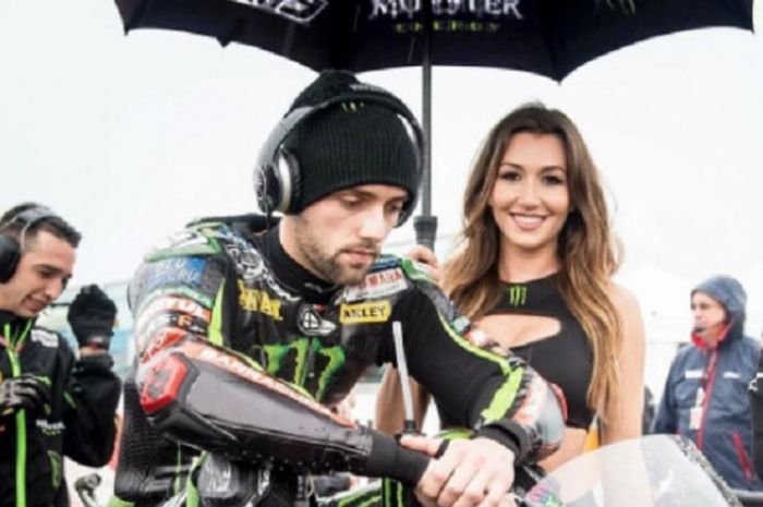 Jonas Folger (memakai headset) saat bersiap-siap untuk mengikuti salah satu seri balapan MotoGP.