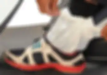 Lebih Aman Sandal atau Pakai Sepatu Saat Hujan, Waspada Bahaya yang Mengincar Pemotor
