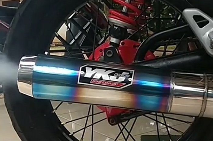 Knalpot 2 tak mengeluarkan asap dan jadi ciri khas.