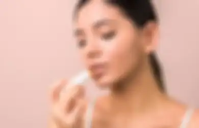 Ingin Bibir Tampak Cerah Alami? 4 Produk Ini Wajib Ada Dalam Pouch Makeup Kamu