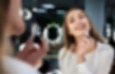 Ingin Tampilan Make Up Terlihat Lebih Muda? Hindari 5 Warna Lipstik Ini Agar Wajah Tak Terlihat Tua