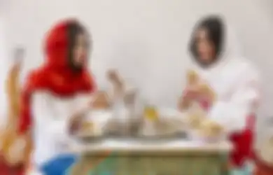 Tak Cuma Indonesia, 5 Negara di Dunia Ini Juga Punya Tradisi Unik Rayakan Lebaran Idul Fitri 2022, Ada Bagi-bagi Permen hingga Hias Tangan dengan Henna