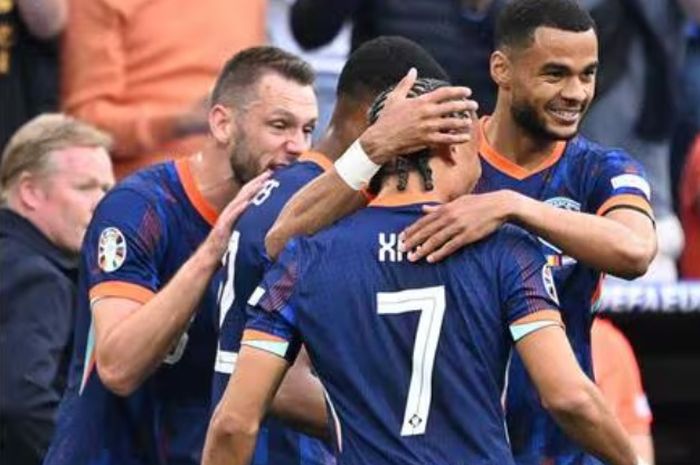 Cody Gakpo (kanan) selebrasi dengan rekan-rekannya seusai mencetak gol ke gawang Rumania. Timnas Pusat alias Belanda menang 3-0 dan lolos ke perempat final Euro 2024.