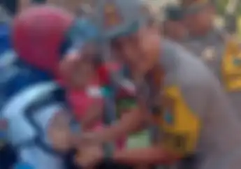 Salut, Satlantas Polres Madiun Bagikan Helm Gratis diHari Ketujuh Operasi Patuh Semeru 2019