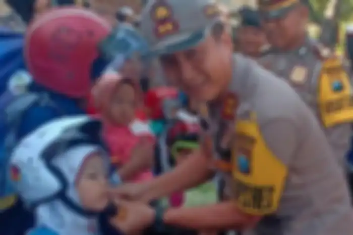 AKBP Ruruh Wicaksono membagikan helm gratis saat Operasi Patuh Semeru 2019