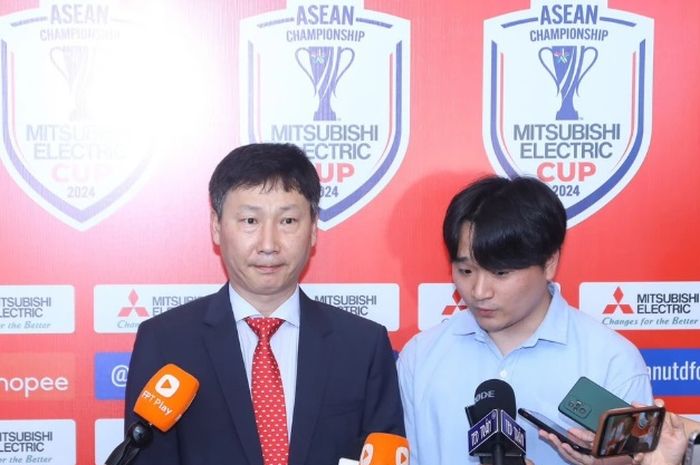 Pelatih Timnas Vietnam Kim Sang-sik (kiri) menjawab pertanyaan jurnalis seusai drawing Piala AFF atau kini ASEAN Cup 2024 di Hanoi, Selasa (21/5/2024) sore. Vietnam segrup dengan Timnas Indonesia dan Filipina.