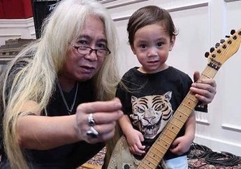 Gideon Tengker Pamer Foto Ketika Mancing di Tengah Laut Semasa Bujangan Bareng Achmad Albar, Paras Ayah Nagita Slavina Kala itu Dibilang Persis dengan Rafathar