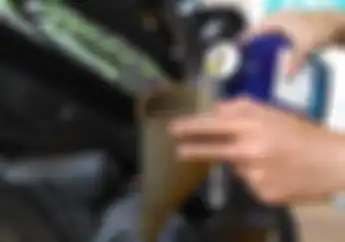 Bikers Wajib Tahu, Begini Tahapan Ganti Oli Mesin Motor yang Benar, Boleh Enggak Disemprot Kompresor?