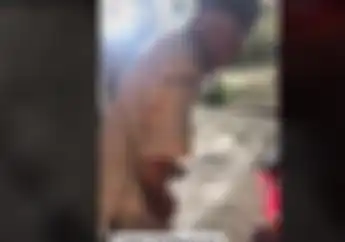 Viral, Video Wanita Sengaja Kempeskan Ban Motor Demi Bantu Kakek Tambal Ban