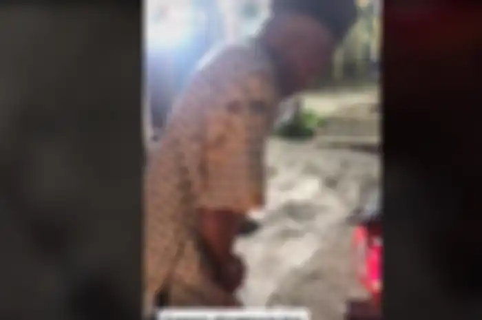 Viral, video seorang wanita sengaja kempeskan ban motor miliknya demi untuk membantu kakek tukang tambal ban.